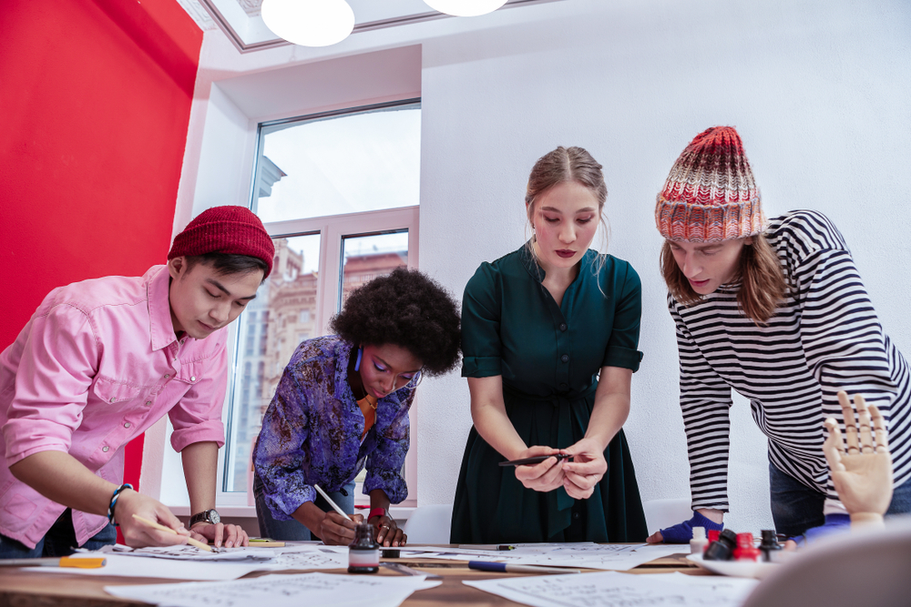 Groep samenwerkende jonge makers